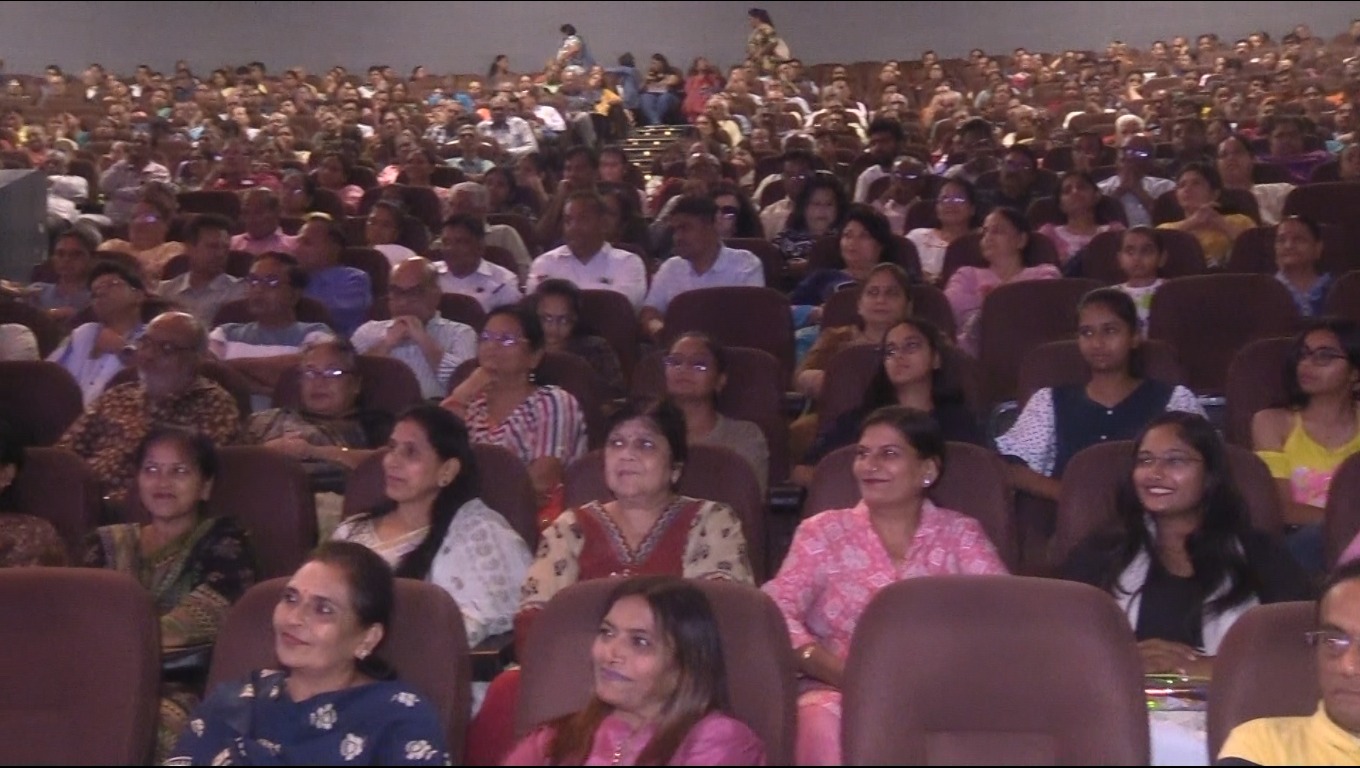Dr. Arpit Deliwala with audience at Jamnagar show