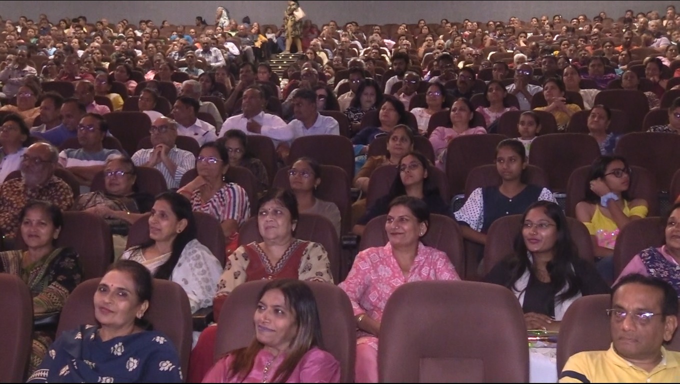 Dr. Arpit Deliwala performing at the Mega Musical Show, Townhall Jamnagar on 16th May