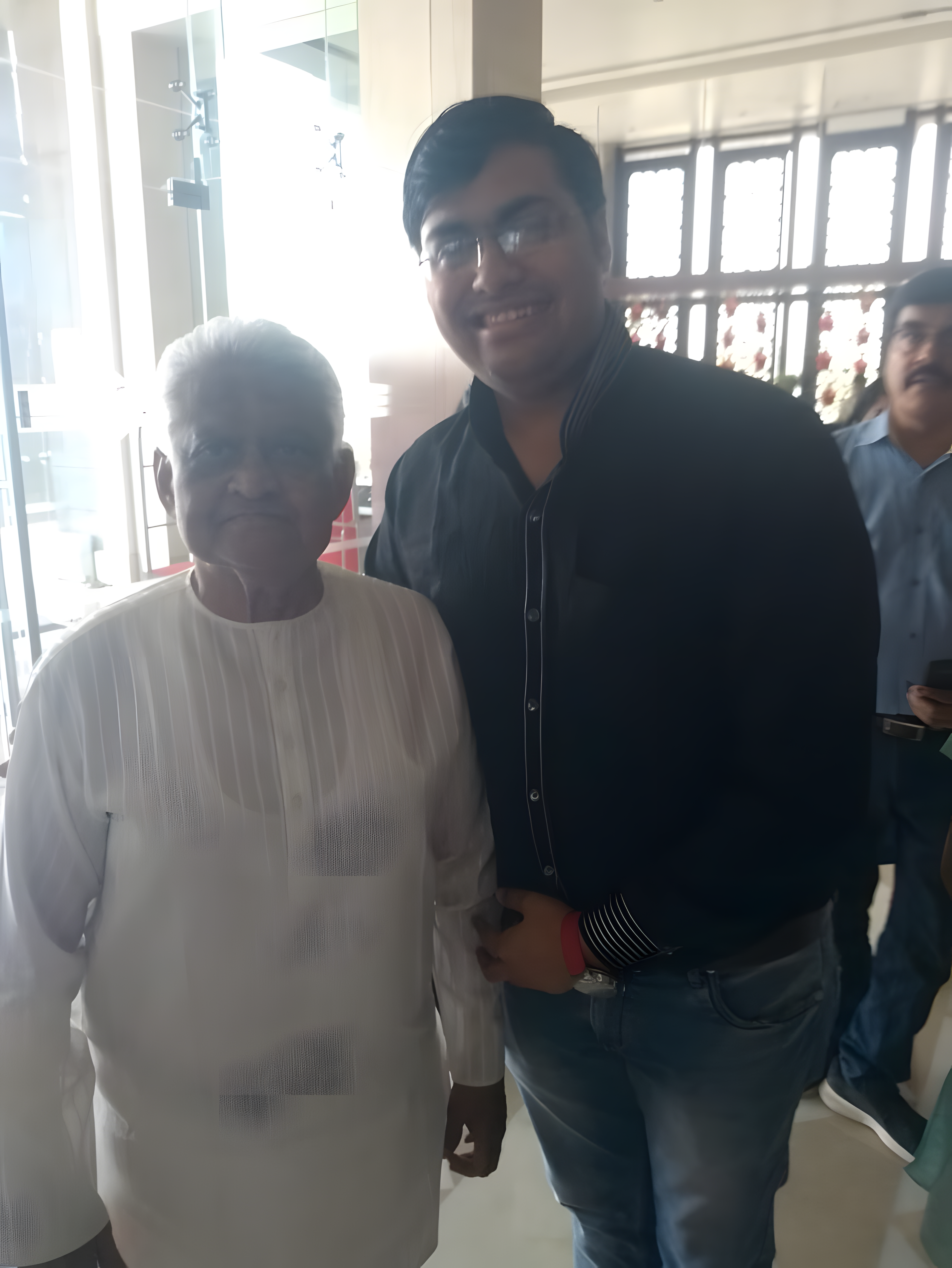 Dr. Arpit Deliwala with Pyarelal ji — live concert moment